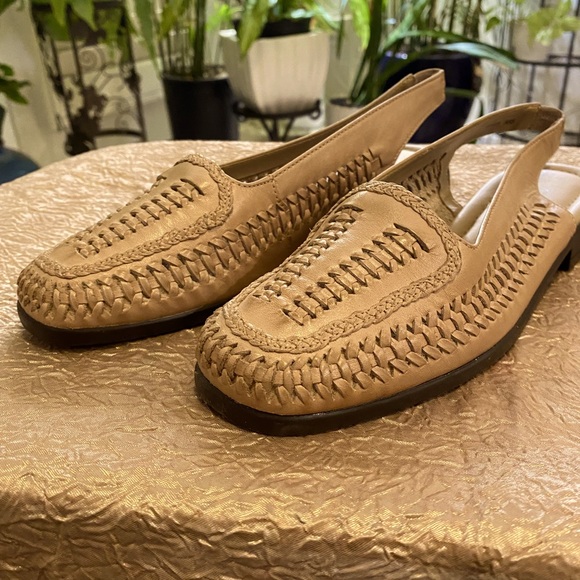 CARRIAGE COURT LOAFERS NWOT - Picture 3 of 6